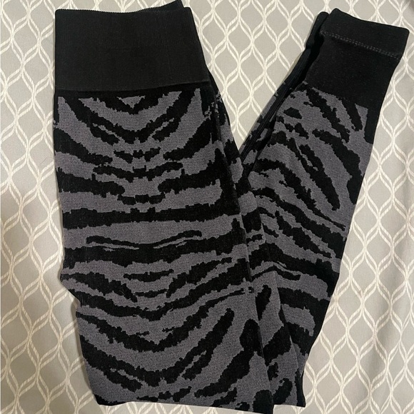 Bombshell Sportswear Tiger Print Black Leggings XS/S - Picture 2 of 6
